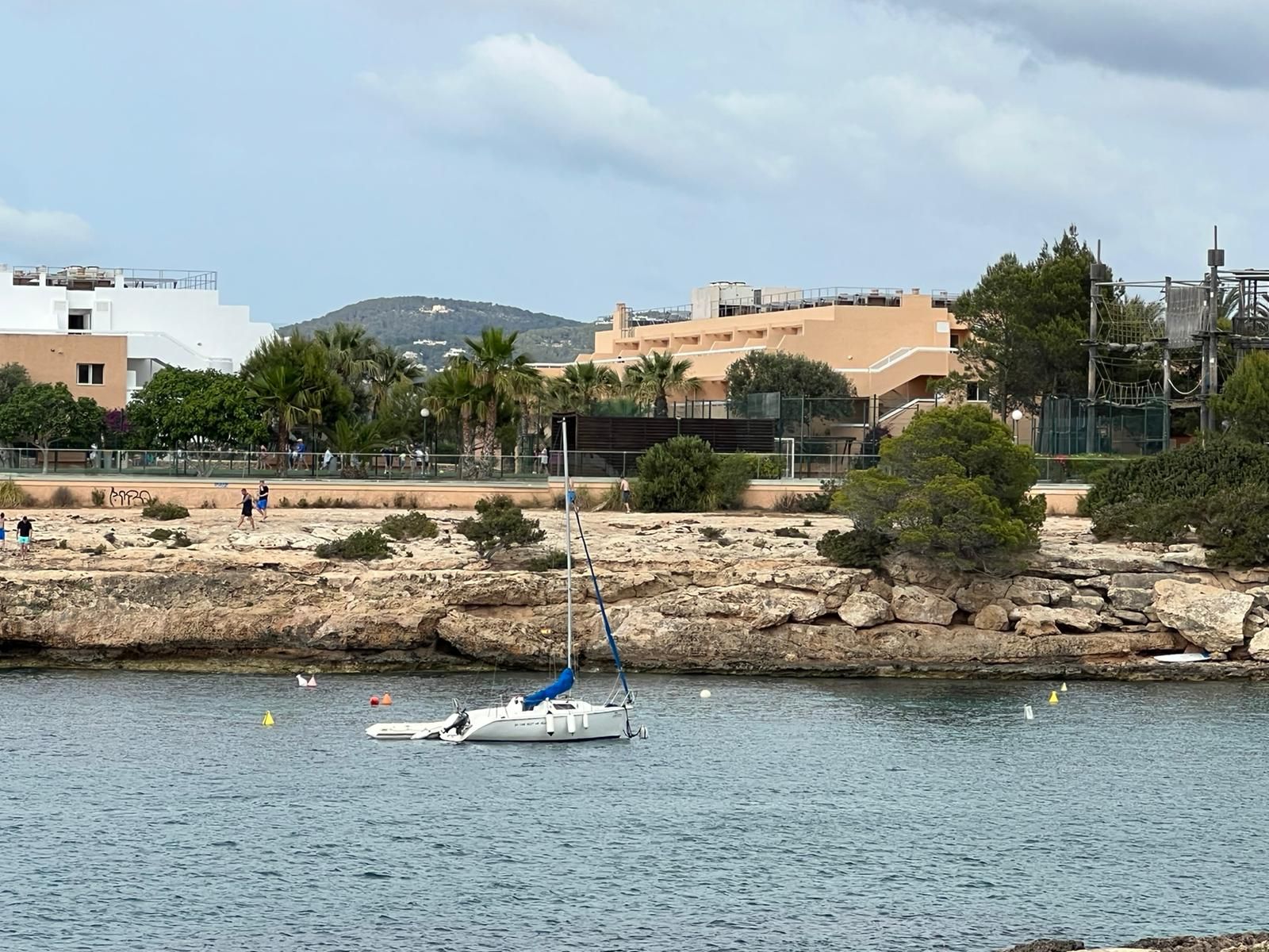 Fondeo ilegal frente a la orilla de Port des Torrent