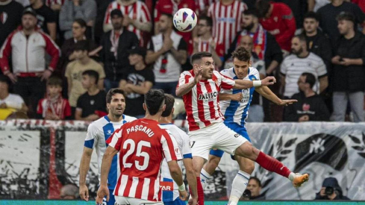 Acción del duelo entre el Sporting y el Espanyol