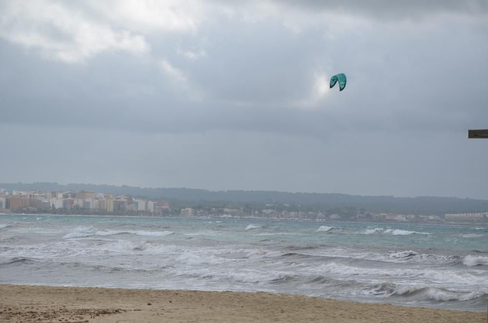 November-Wetter auf Mallorca - den Surfern gefällt's