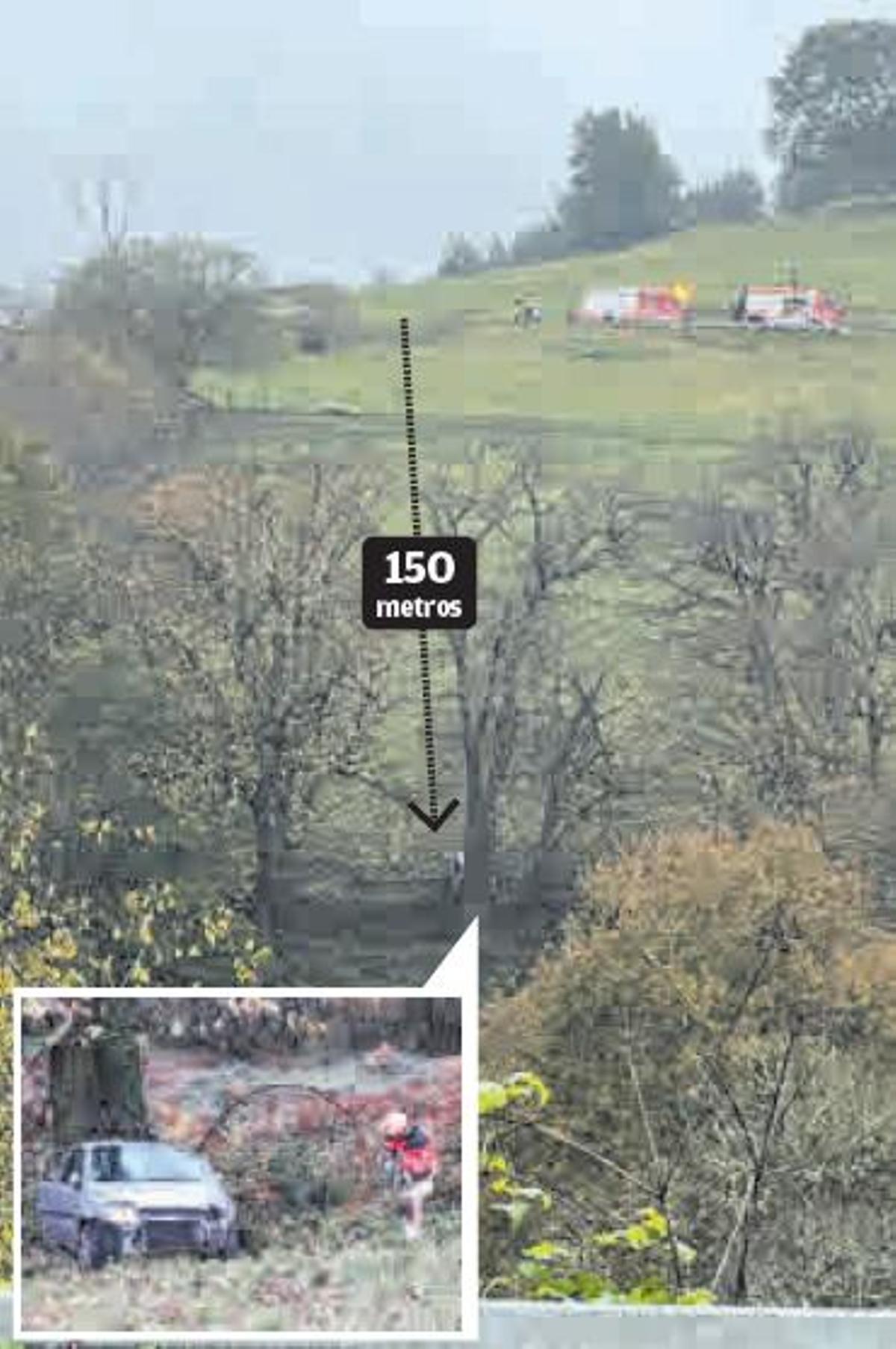 En la imagen, el lugar del accidente con el coche junto al árbol y los bomberos en la carretera; en el detalle, un bombero junto el vehículo. | LNE