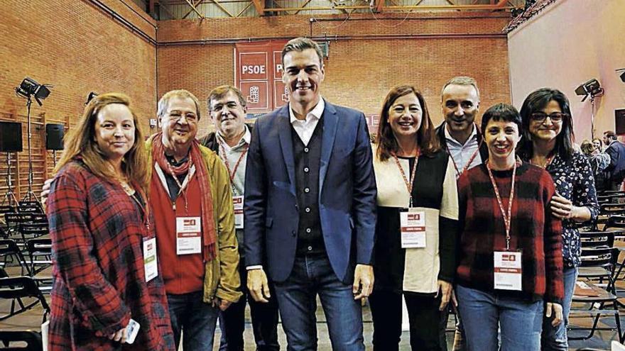 Pedro Sánchez y Francina Armengol, con los representantes de Balears en el comité federal.