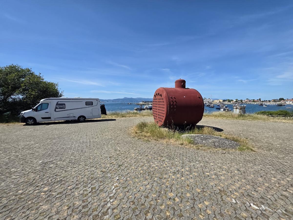 Una autocaravana en Punta Moreiras.