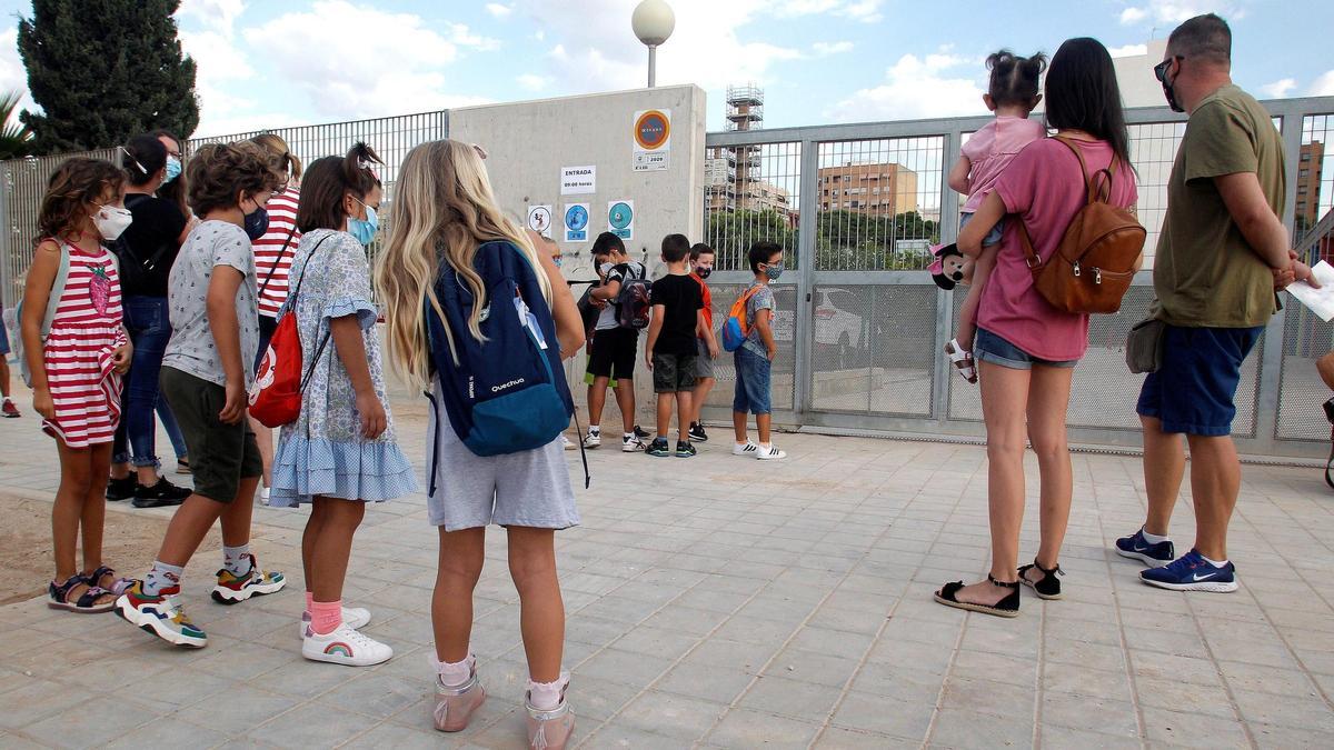 Grupo de escolares de Primaria e Infantil a la entrada del colegio