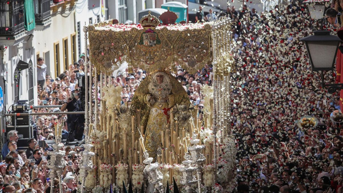La Macarena, a su paso por la calle Escoberos, de regreso a la basílica en la salida procesional de la Semana Santa 2023
