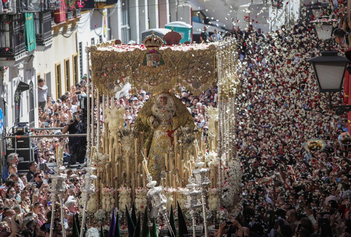 El palio de la Virgen de la Esperanza Macarena, a su paso por la calle Escoberos, en una imagen de archivo.