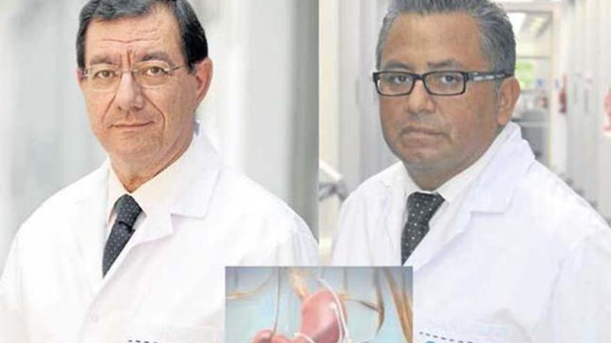 El Dr. Julio Lago y el Dr. Ramiro Amurrio con el sistema Abiliti, marcapasos gástrico.