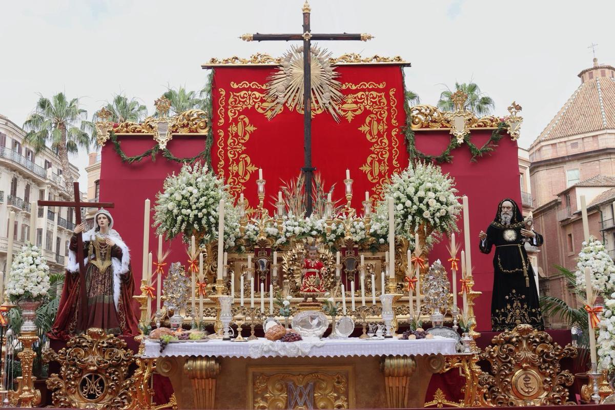 Altar del Corpus Christi de la Agrupación de Cofradías en la plaza de la Constitución.