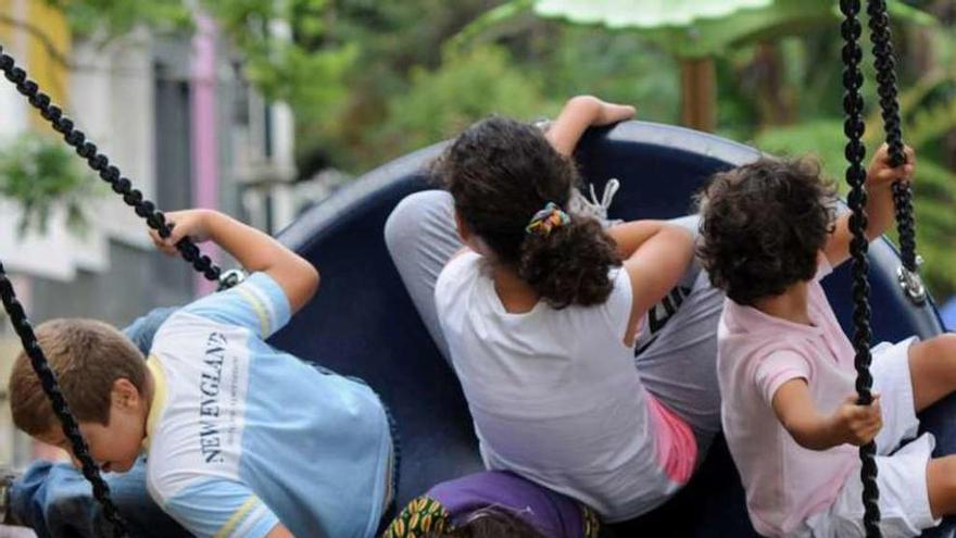 Niños en un parque infantil. // G. Santos