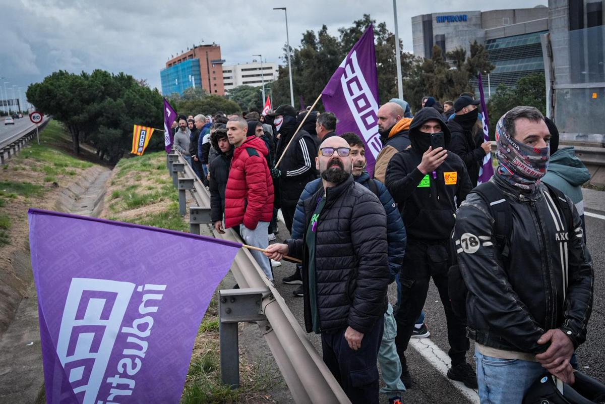 Manifestación de los trabajadores del metal en la B-20, a la altura de Cornellà