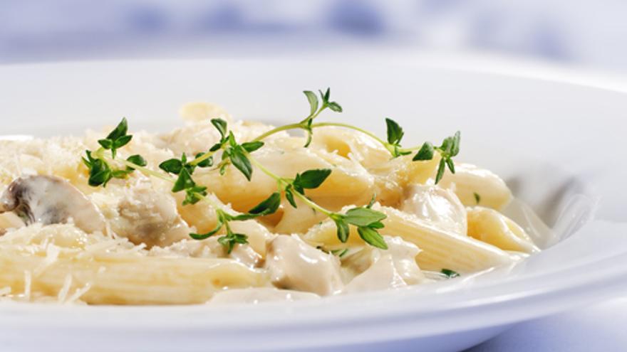 Macarrones con bechamel y tomate