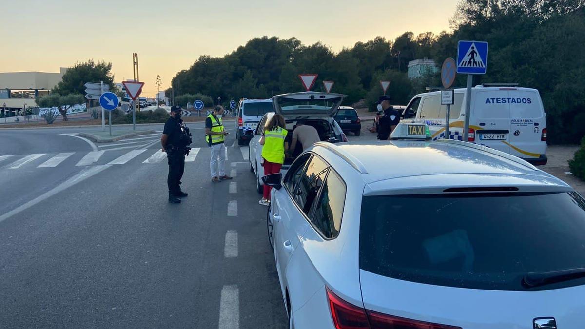 Los agentes durante la inspección de un vehículo en el macrocontrol &#039;Operación Morgan&#039;.