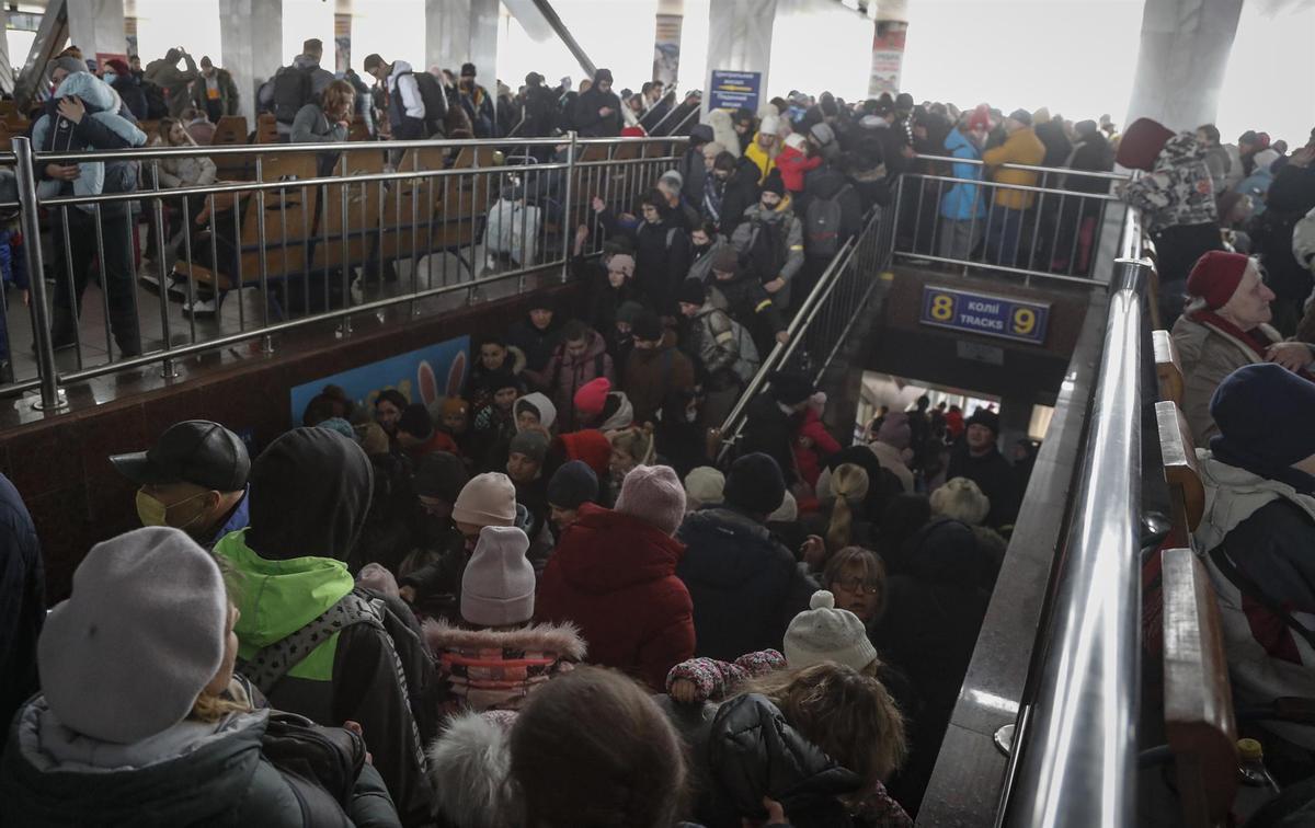 La gente se agolpa en la estación de Kiev tratando de encontrar un lugar seguro en el que refugiarse de la guerra. Según la ONU, al menos un millón de personas han huido de Ucrania a los países vecinos desde el comienzo de la invasión de Rusia el 24 de febrero. La ONU estima que alrededor de 160.000 ucranianos se encuentran actualmente desplazados dentro del país.