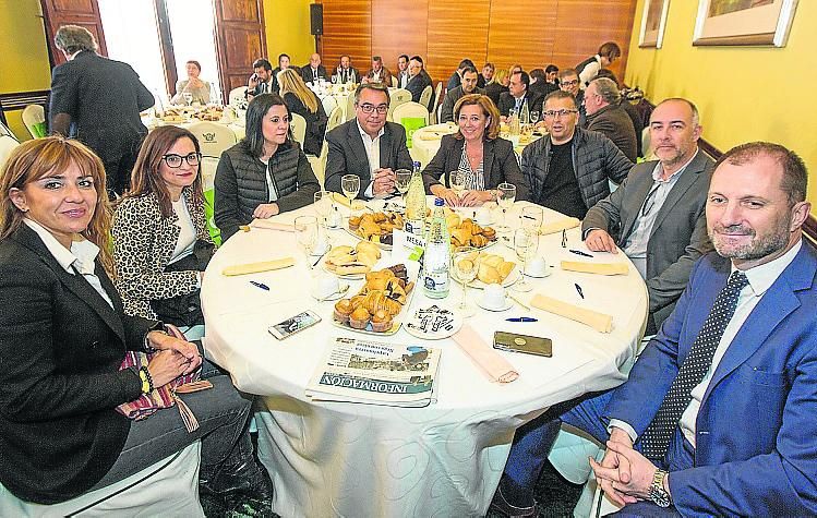 Sofía Álvarez, concejala de Turismo en el Ayuntamiento de Orihuela; María Teresa Martínez Sánchez y Nely Ruiz, concejalas en el Ayuntamiento Redován; Emilio M. Fernández Escudero, alcalde de Redován; María Gómez, alcaldesa del Almoradí; José Antonio Latorre; Víctor Rodríguez Pertusa, arquitecto de Almoradí; y Juan José Castón,