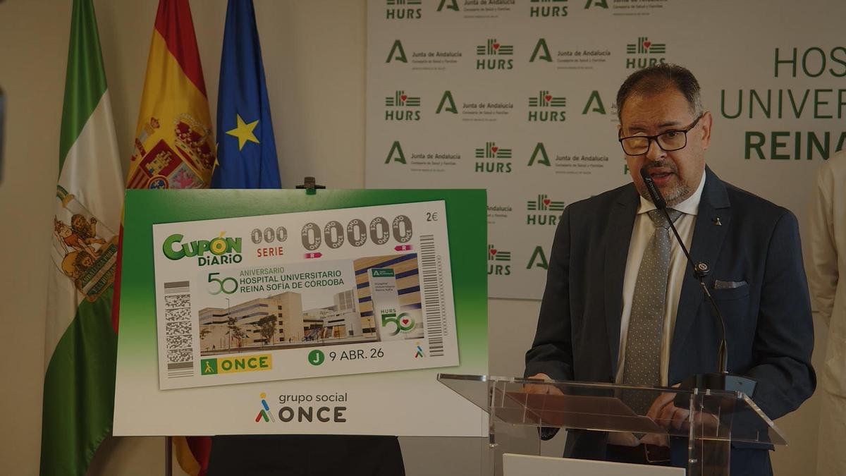 El director de la ONCE presenta la imagen del cupón del 9 de abril.