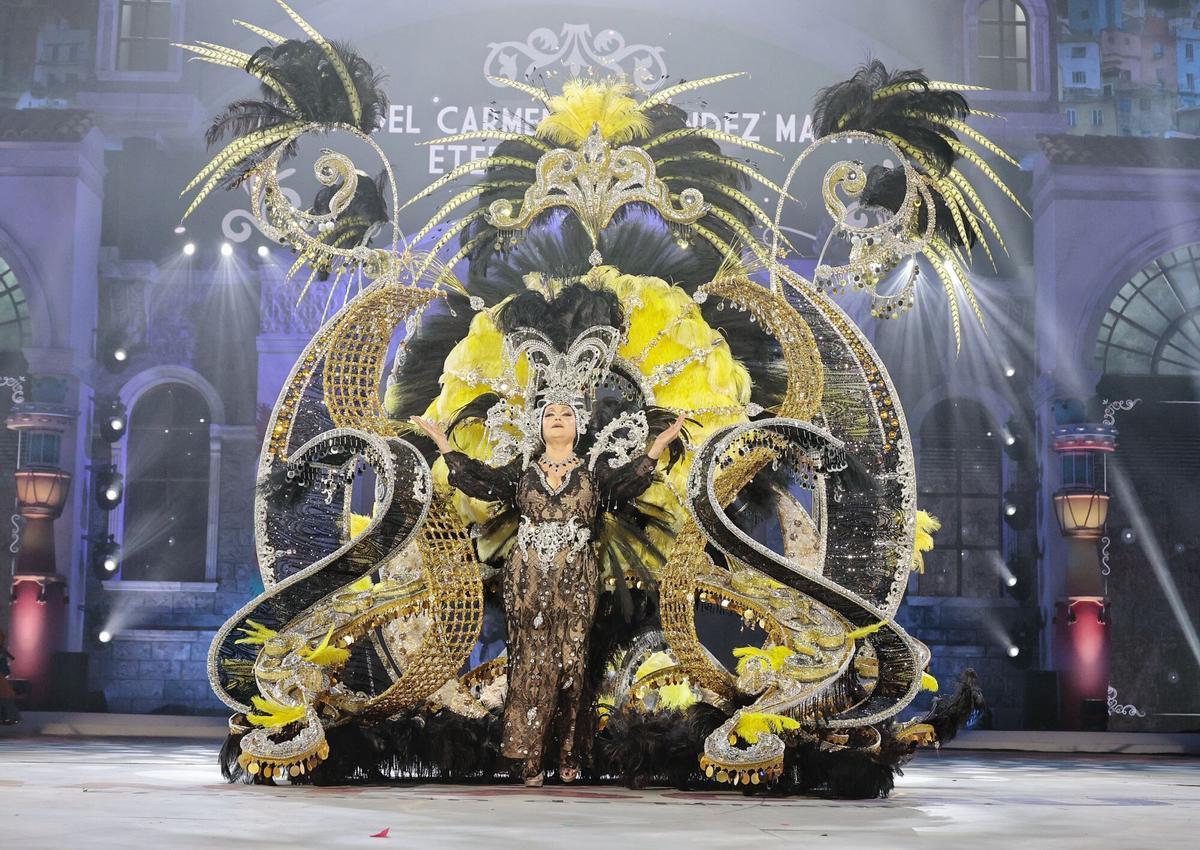 9. María del Carmen Hernández Martín, que lucirá una creación con el título de 'Eternum Regnum', de Dailos Rodríguez López, representando a la Federación de Lucha Canaria de Tenerife y Petarditos Fiesta.