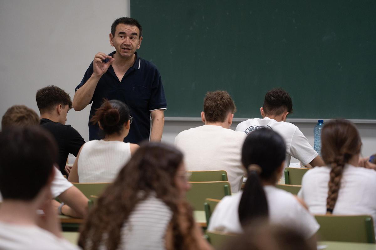 Un profesor imparte clases a sus alumnos.