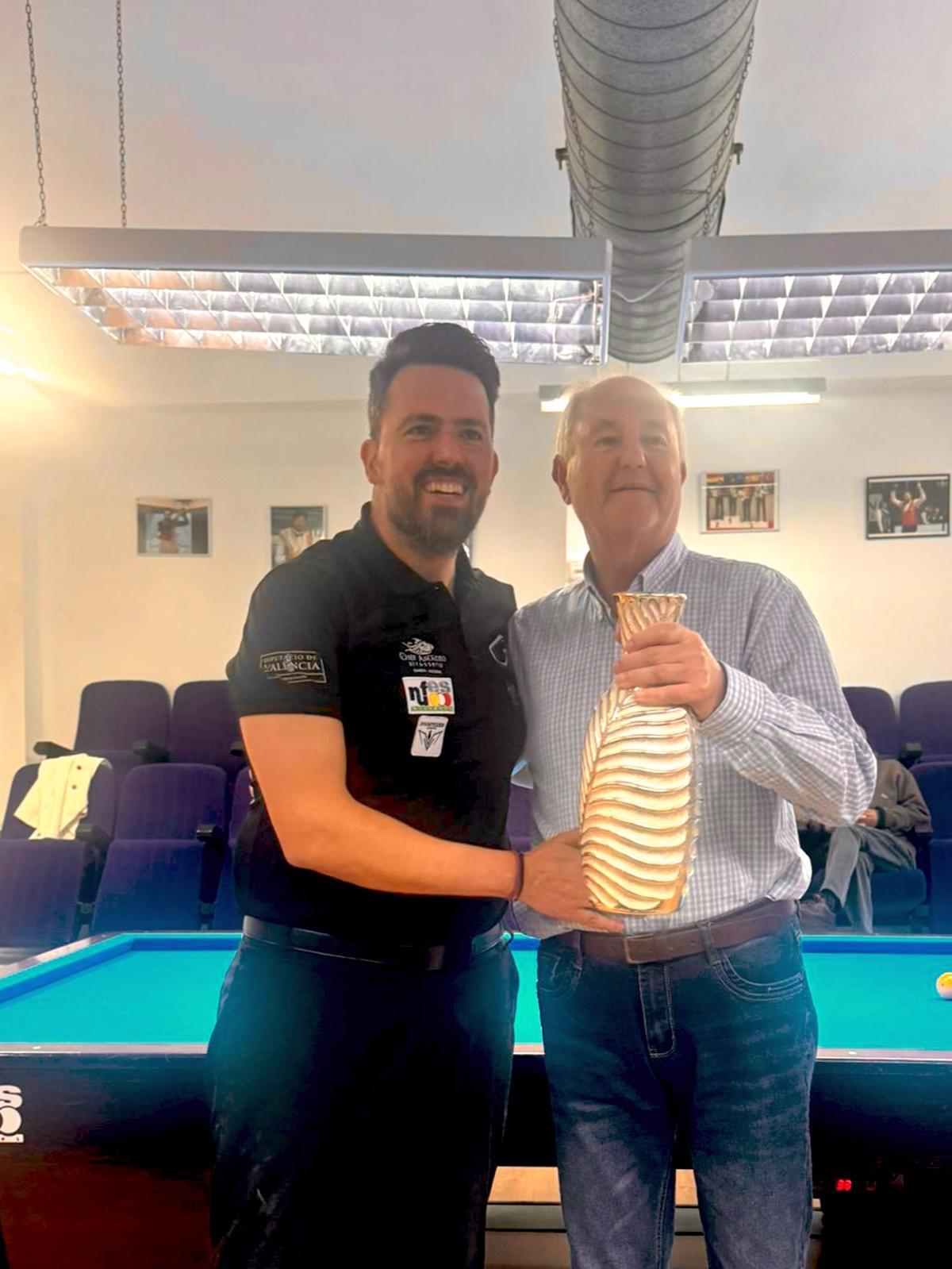 El campeón del Open recibe el trofeo