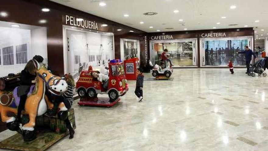 Paneles frente a los locales anuncian los próximos negocios.  // J. Lores