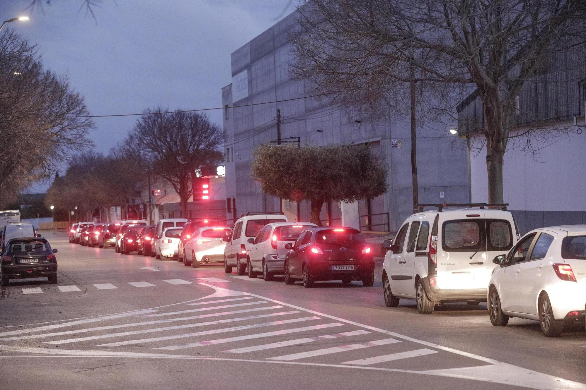 Largas colas para comprar butano en Son Castelló