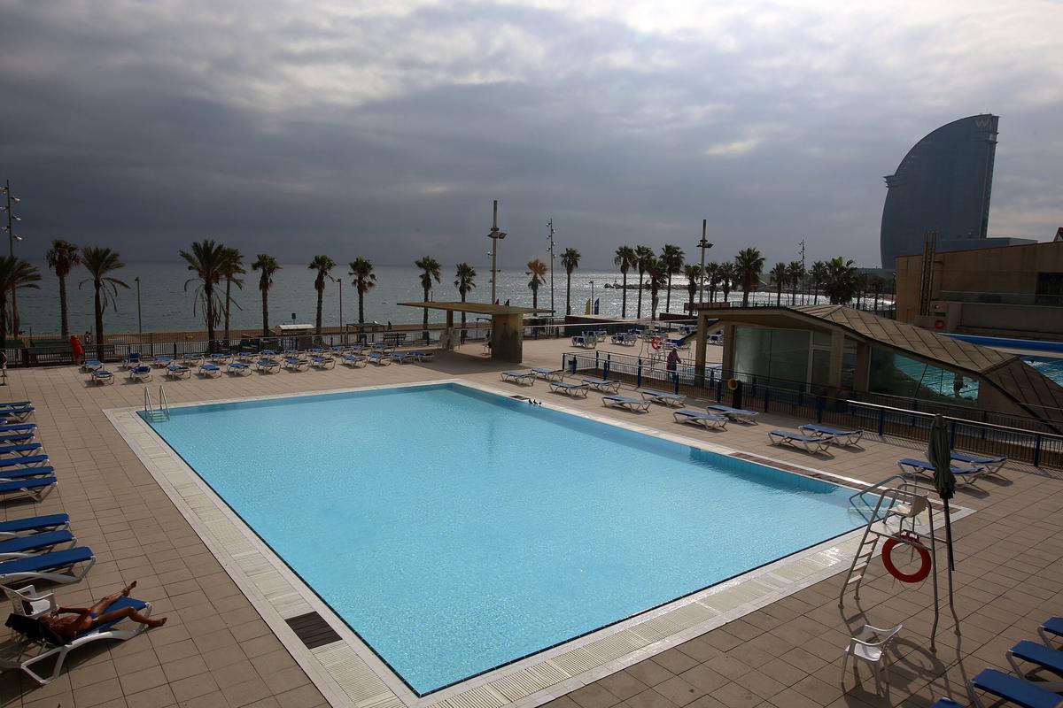 Barcelona 13/10/2015 Economía Presentación de un nuevo método de tratamiento del agua de las piscinas, Freepool, que desinfecta el agua con el sistema neólisis a través del equipo GVG system . En las instalaciones de las piscinas del CNAB en la foto. Foto RICARD CUGAT