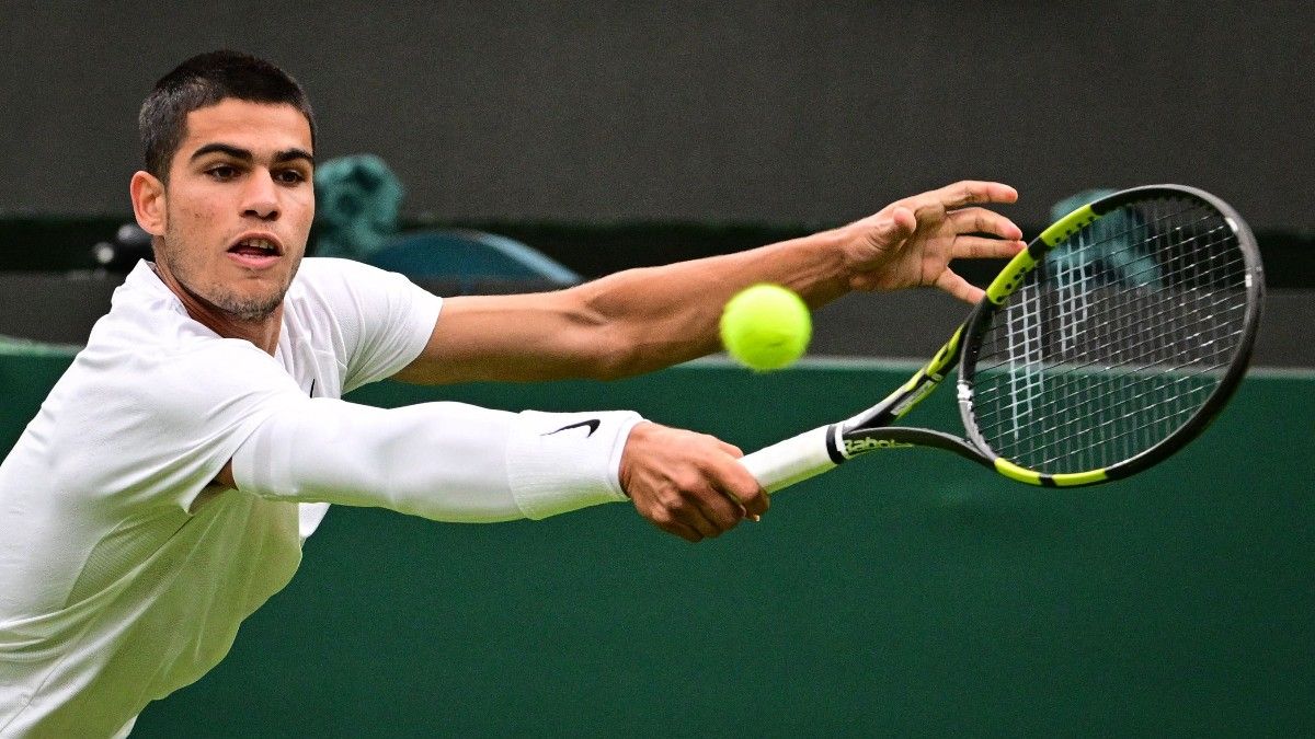 Alcaraz devuelve una bola ante Struff