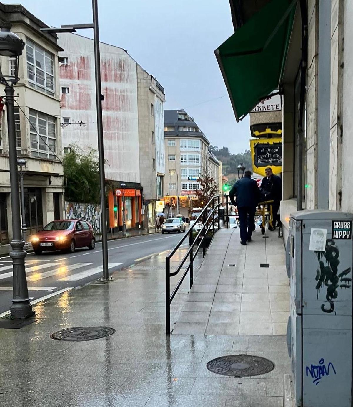 Los servicios funerarios retiran el cadáver del vecino hallado muerto en su piso de la calle Juan García Naveira.