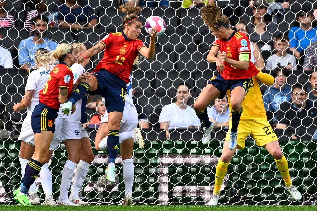 La defensa española Irene Paredes (derecha) salta para marcar su primer gol de cabeza durante el partido de fútbol del Grupo B de la Eurocopa Femenina de la UEFA 2022 entre España y Finlandia.