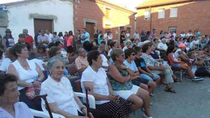 Vecinos de Quintanilla del Monte durante el homenaje a las centenarias.