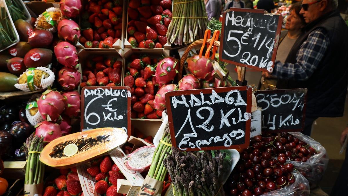 Varias personas realizan la compra en el mercado de Atarazanas, en Málaga.