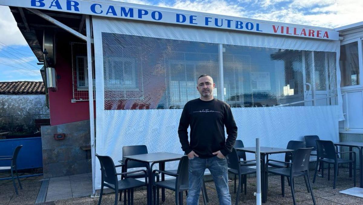 Pablo Noval, ayer, en su bar del campo de fútbol de Villarea.
