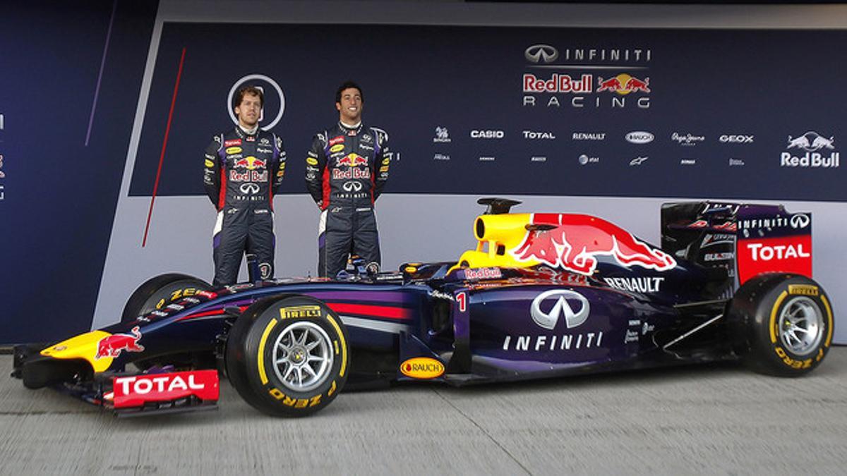 Sebastian Vettel y Daniel Ricciardo posan junto al RB10, el nuevo coche de Red Bull, en el circuito de Jerez