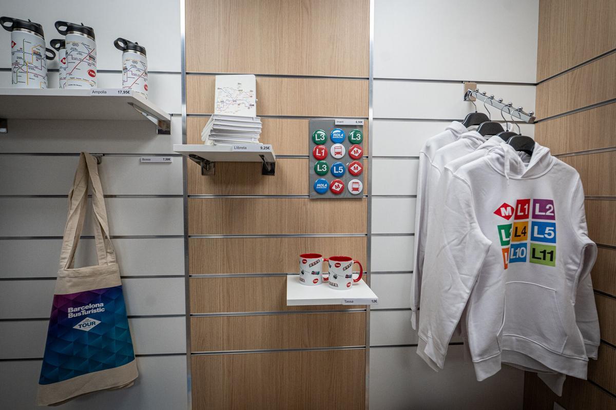 Barcelona 15/12/2025 Barcelona. TMB presenta la primera tienda de merchandising de TMB en el metro de Barcelona, situada en la estación de Sagrada Família. Laia Bonet participa en la inauguración. AUTOR: MANU MITRU