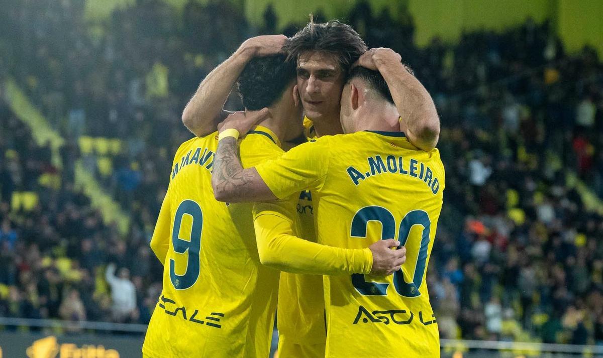 Gerard Moreno, capitán del Villarreal CF, abraza tras marcarle al Alavés a Mikautadze y Moleiro.
