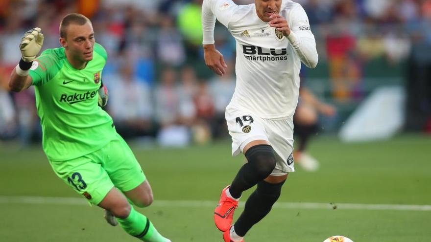 Cillessen intenta obstaculizar a Rodrigo durante la final de la Copa del Rey.