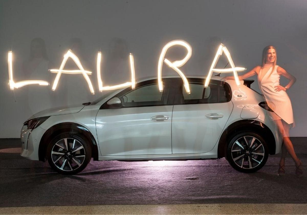 Laura Sánchez con el nuevo Peugeot e-208 &quot;Laura&quot;