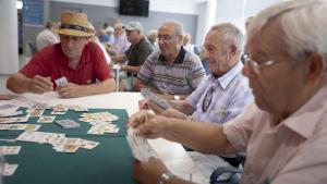 Un grupo de hombres juega a las cartas en el ’casal’ Bellvitge-L’Ermita.