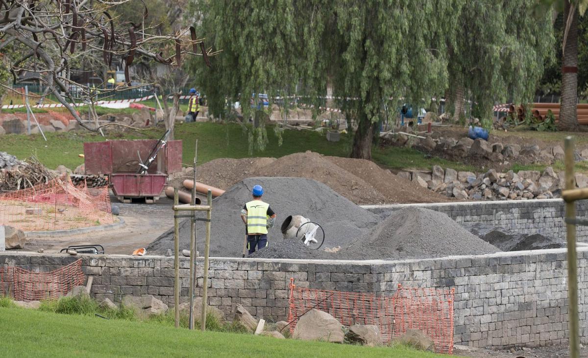 Obreros durante su jornada laboral en la construcción de una infraestructura pública.