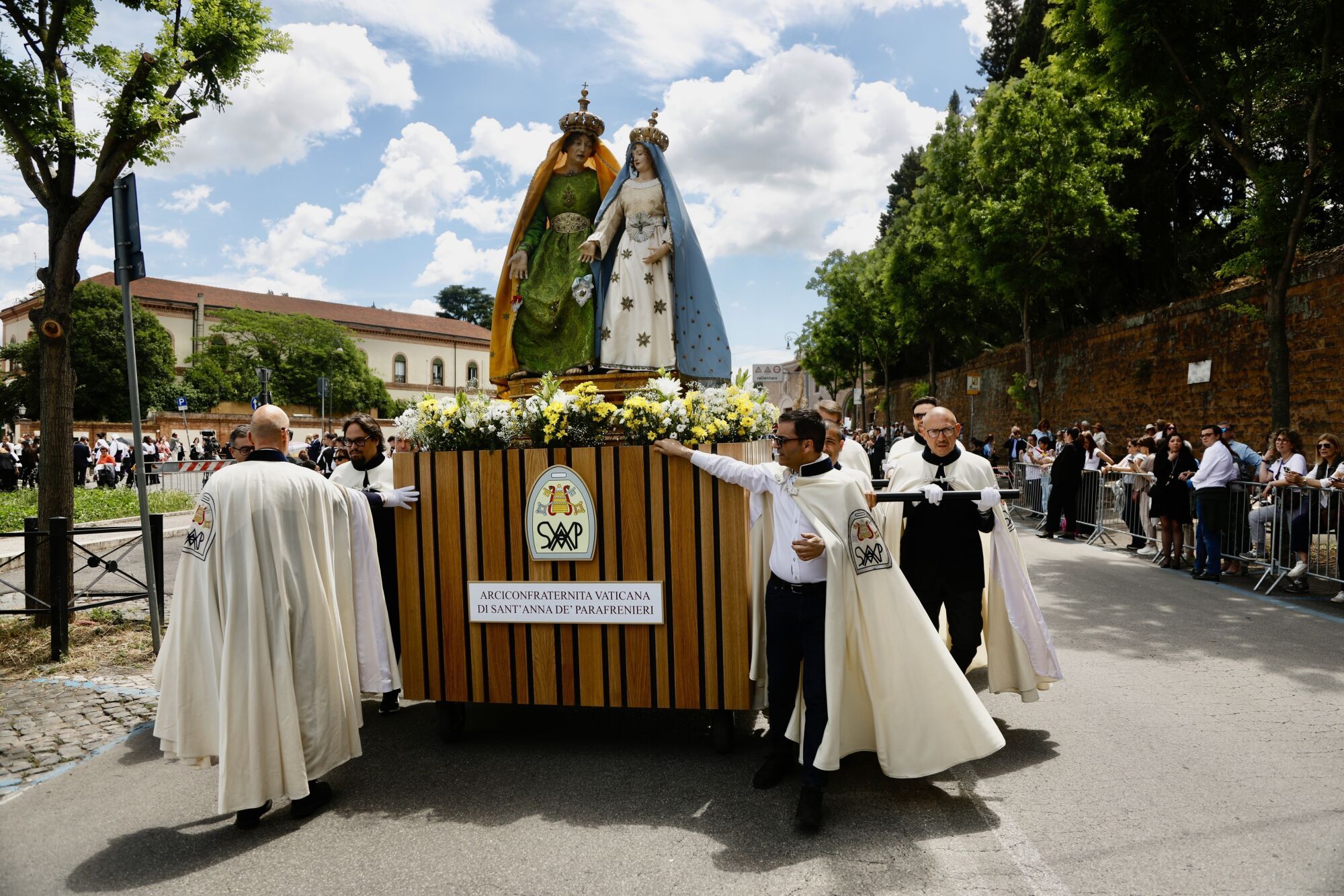 Salida procesional de varias cofradías de León, Portugal, Francia e Italia, durante el Jubileo 2025 en Roma