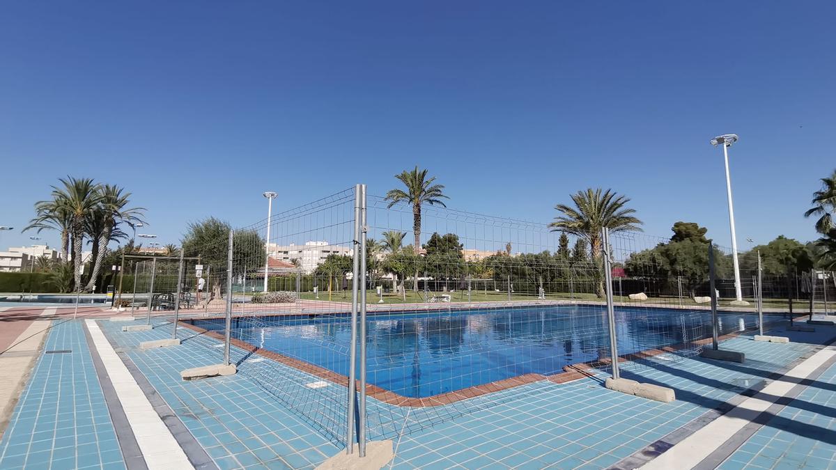 La piscina ha sido precintada para impedir su uso.