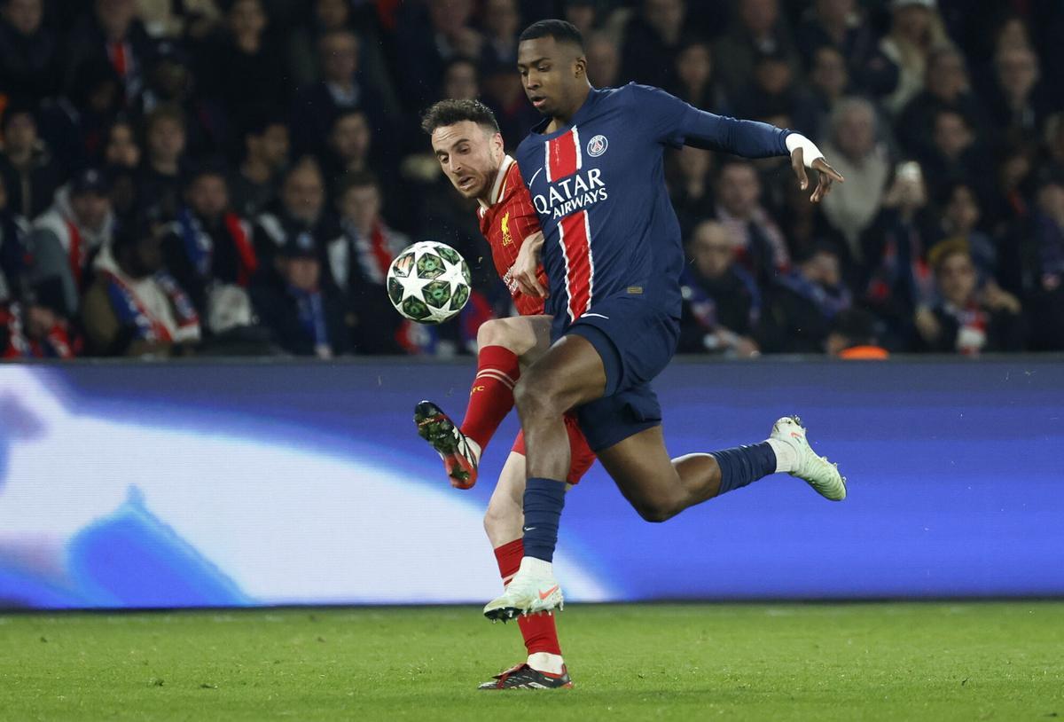 PARIS (France), 05/03/2025.- Willian Pacho (R) of PSG in action against Diogo Jota of Liverpool during the UEFA Champions League Round of 16, 1st leg soccer match between Paris Saint-Germain and Liverpool FC, in Paris, France, 05 March 2025. (Liga de Campeones, Francia) EFE/EPA/MOHAMMED BADRA. paris saint germain psg . liverpool. liga campeones 2024/2025 paris saint germain psg . liverpool. octavos ida. accion. parque de los principes