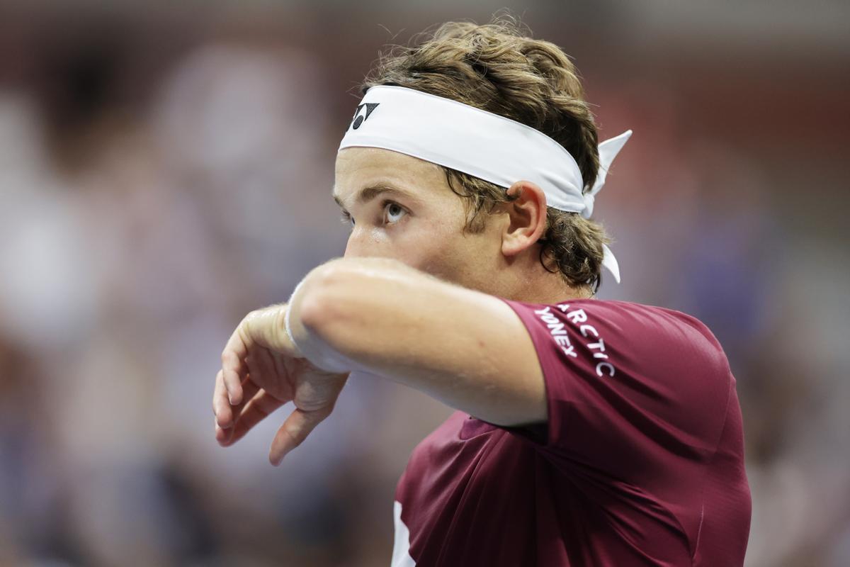 Flushing Meadows (United States), 11/09/2022.- Casper Ruud of Norway reacts as he plays Carlos Alcaraz of Spain during the men’s final match at the US Open Tennis Championships at the USTA National Tennis Center in Flushing Meadows, New York, USA, 11 September 2022. The US Open runs from 29 August through 11 September. (Tenis, Abierto, Noruega, España, Estados Unidos, Nueva York) EFE/EPA/JUSTIN LANE