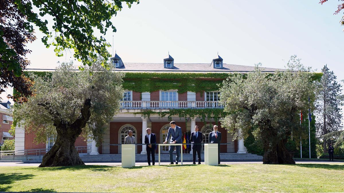 El presidente del Gobierno y los líderes de sindicatos y patronales firman el acuerdo de pensiones el pasado 1 de julio en La Moncloa