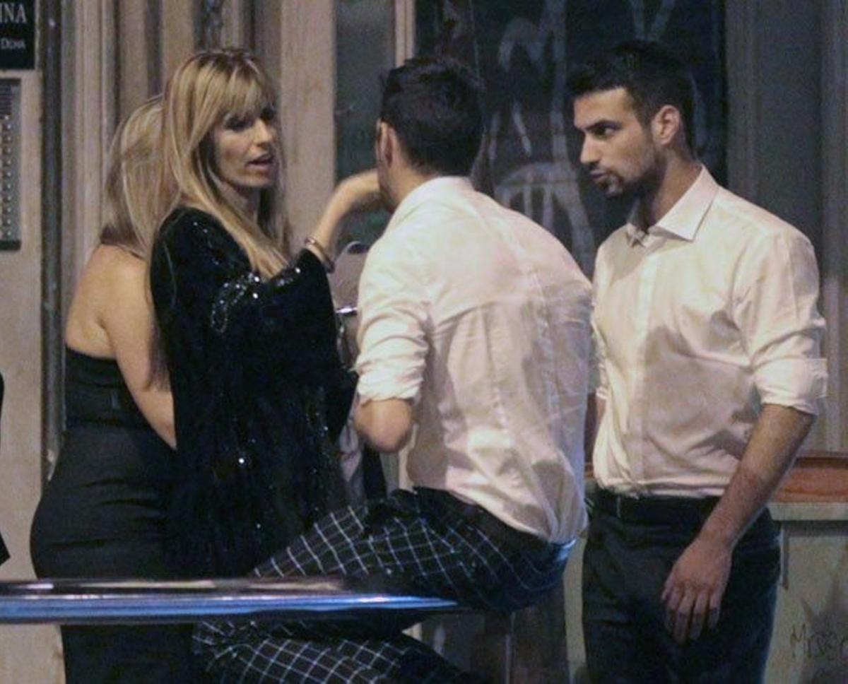 Jesús Castro habla con sus amigos a la salida de un local de moda de Madrid