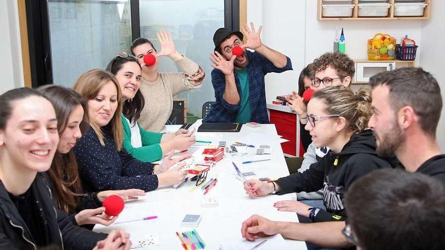 Asistentes al curso de globoflexia y magia que acogió el sábado Soei Educación.// Bernabé / Juan Carlos Asorey