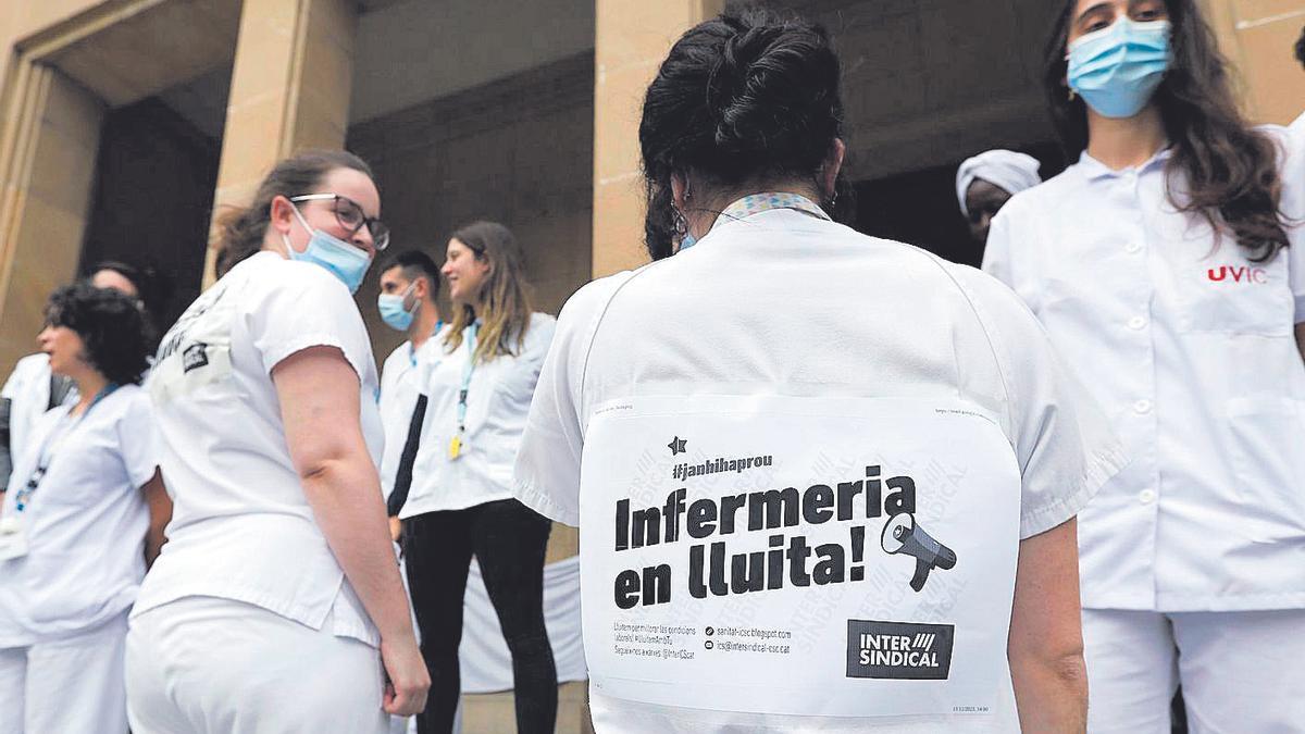 Professionals d'infermeria en la darrera vaga, a l'entrada de l'hospital Josep Trueta