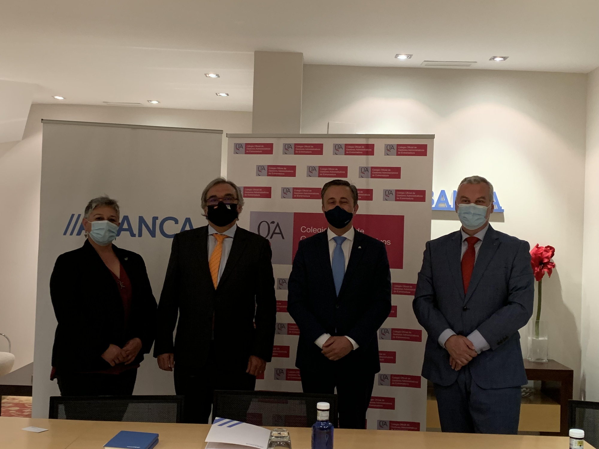 el presidente del Colegio Oficial de Gestores Administrativos de Extremadura, José Manuel Mariño, y el director territorial de ABANCA en Extremadura-Sur, Óscar Salgado junto con otros compañeros, tras la firma.