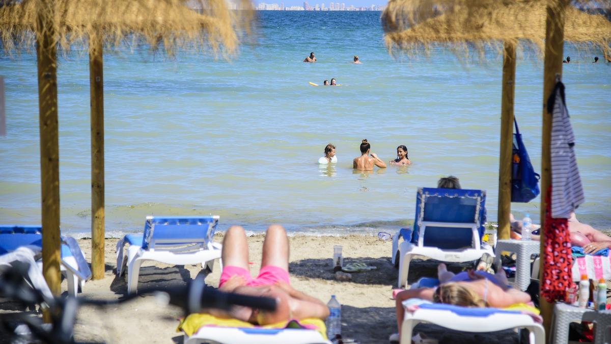 Bañistas en una playa de Los Alcázares