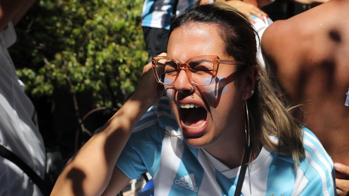 Una hincha de Argentina cantando el tanto del título