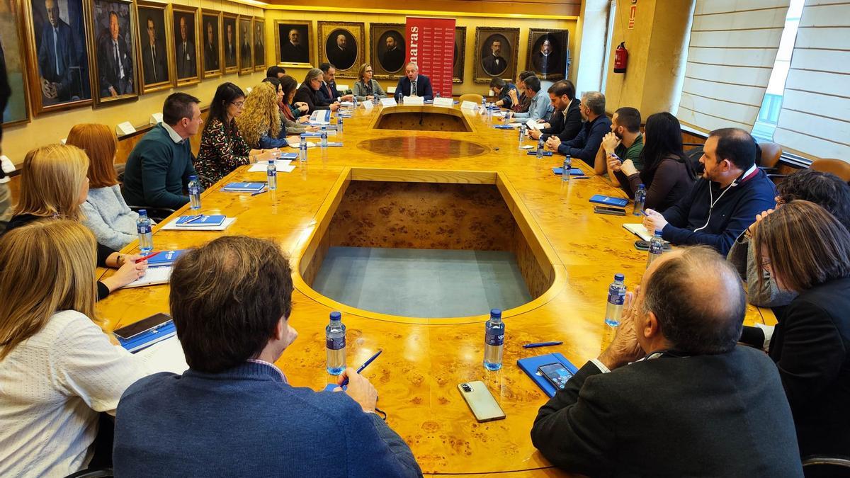 Participantes en el foro, ayer, en la Cámara de Comercio de Oviedo.