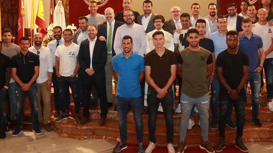 Los jugadores del UCAM realizan que una ofrenda floral a la Virgen Peregrina de Fátima.